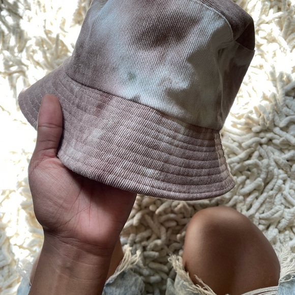 Beige and white tie dye bucket hat - Picture 2 of 4